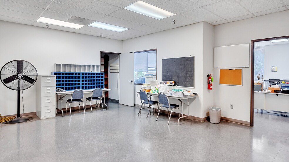 More Photos Of 7025 N Leadbetter Rd, Portland Service For Lease