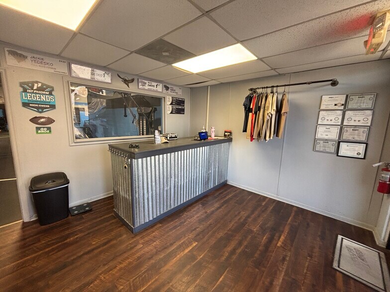 More Photos Of 4-8 Boland Ct, Greenville Flex For Lease