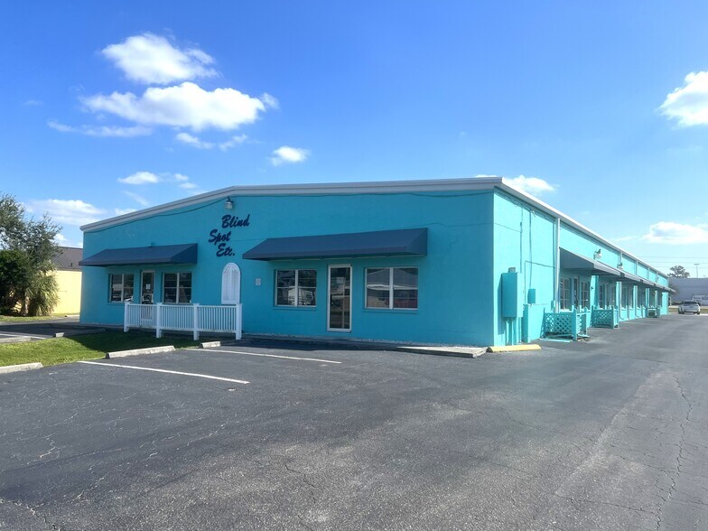 Primary Photo Of 1312 Market Cir, Port Charlotte Showroom For Lease