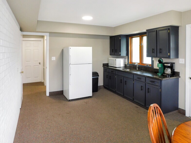 More Photos Of 122 E Main St, Rockton Office For Lease