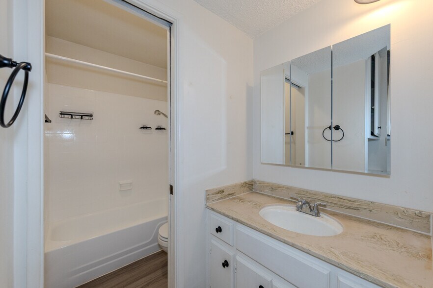 More Photos Of 241 Lindero Ave, Long Beach Apartments For Sale
