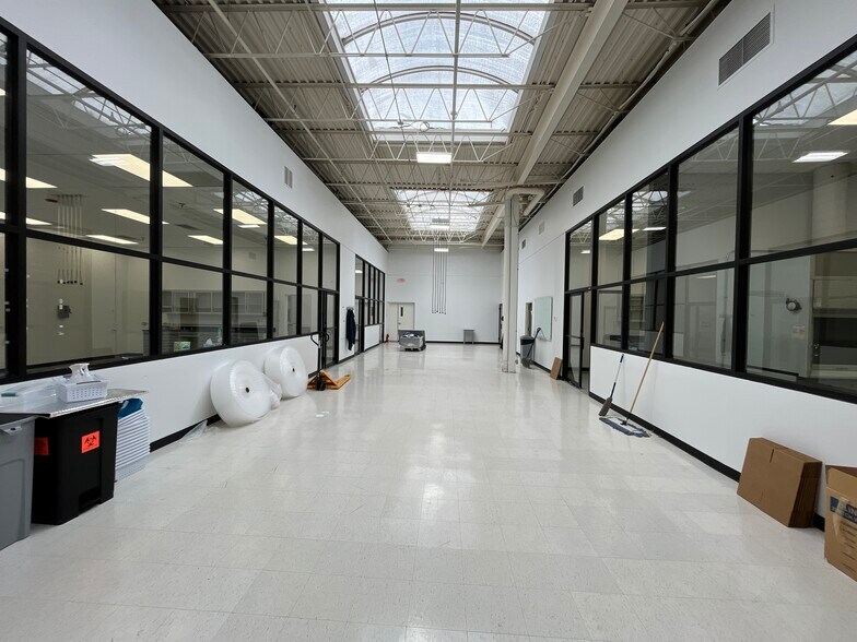 More Photos Of 909 E Orchard St, Mundelein Research And Development For Lease