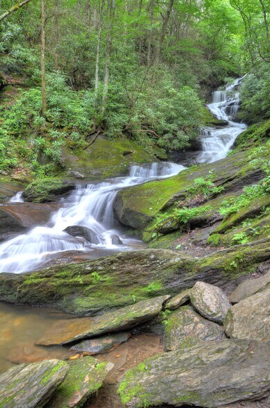 More Photos Of 76 S Toe River Rd, Burnsville Hotel For Sale