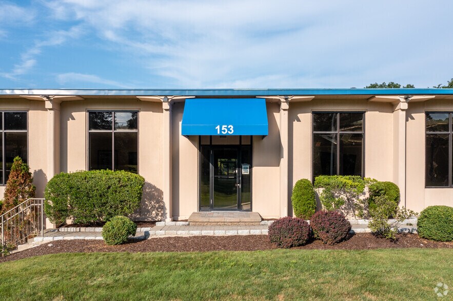 More Photos Of 153 S Main St, Newtown Medical For Lease