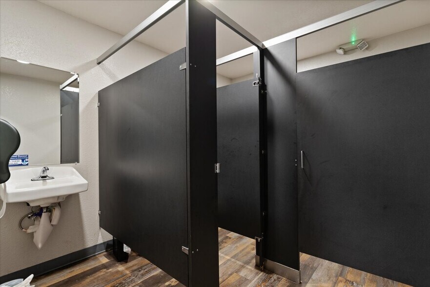 More Photos Of 122 W 6th St, Cheyenne Light Distribution For Lease