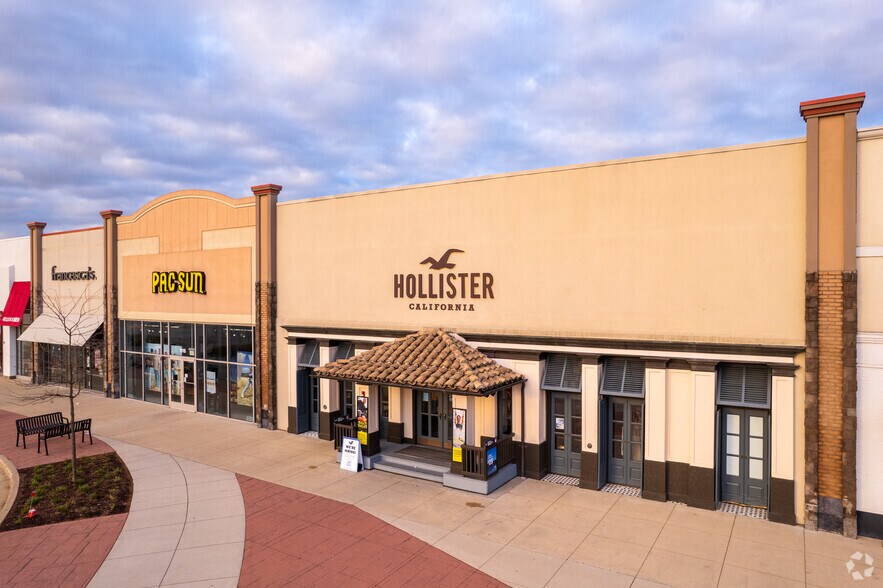 More Photos Of 1800-2124 S Randall Rd, Algonquin Storefront For Lease