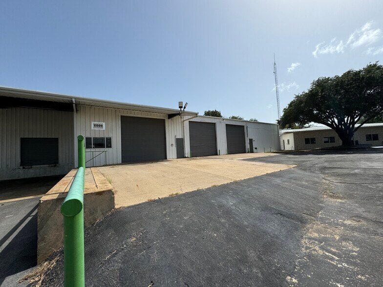 More Photos Of 2005 Tile Factory Rd, Palestine Manufacturing For Lease