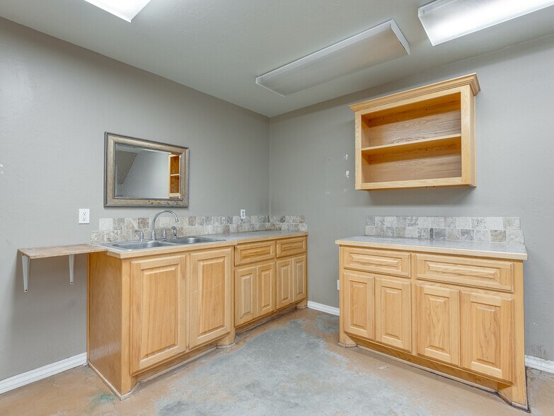 More Photos Of 122 N Hickory, Roff Flex For Sale