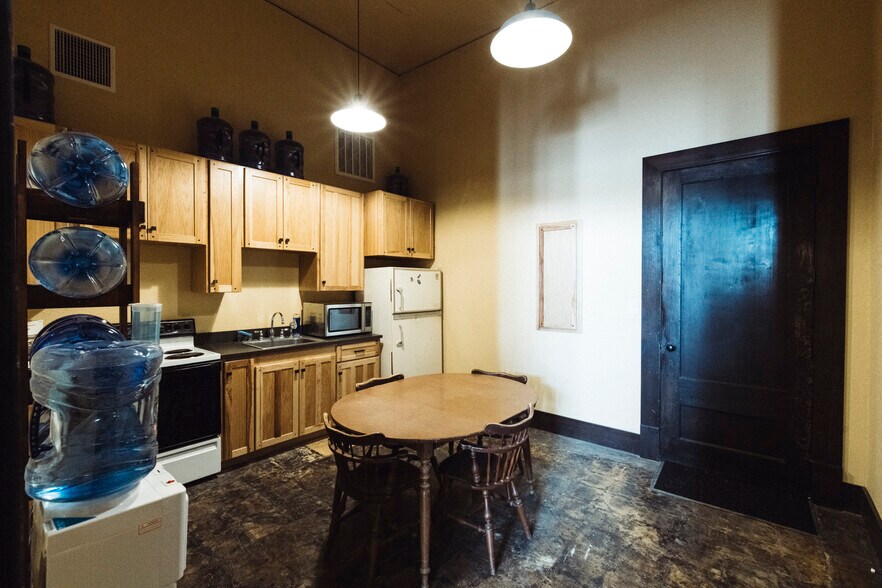 More Photos Of 75 Main St, Maxwell Warehouse For Lease