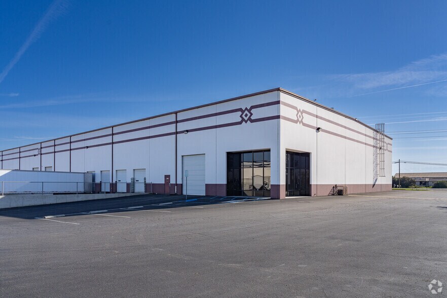 More Photos Of 1717 N Shirk Rd, Visalia Warehouse For Lease