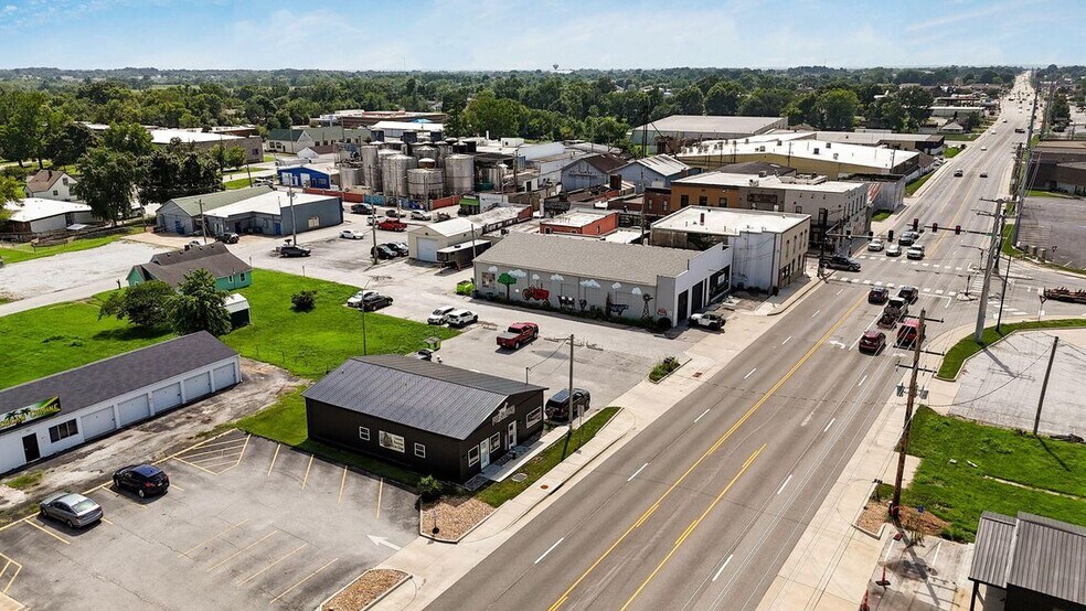 More Photos Of 108 E Mount Vernon St, Nixa Flex For Lease