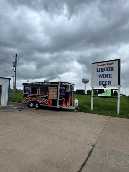 More Photos Of 727 N Walnut St, Goddard Storefront Retail Office For Lease