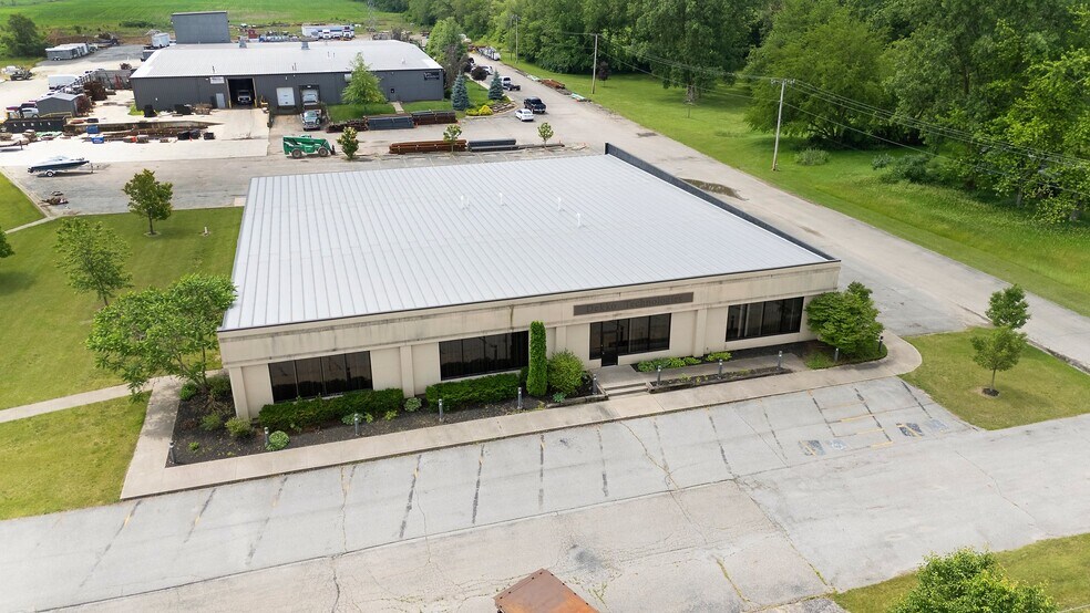 More Photos Of 8645 E Backwater Rd, North Webster Showroom For Lease