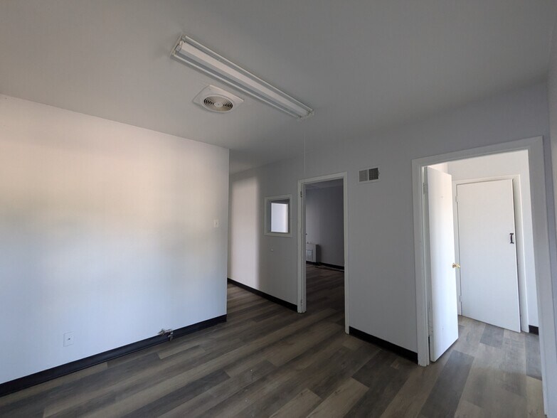 More Photos Of 1434-1436 Chambers Rd, Saint Louis Veterinarian Kennel For Sale