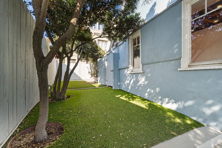 More Photos Of 523 Ocean Front Walk, Venice Storefront Retail Office For Lease