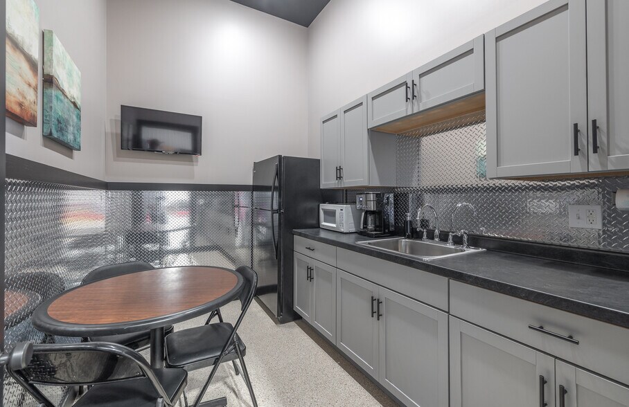 More Photos Of 1008 E Main St, Linn Auto Dealership For Sale