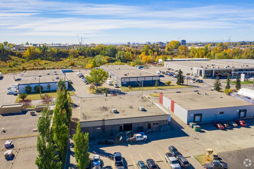 More Photos Of 512 Manitou Rd, Calgary Showroom For Lease