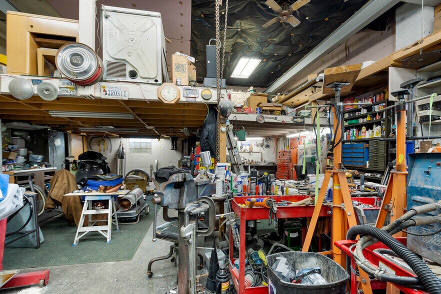 More Photos Of 1516 Pine Way, Coraopolis Showroom For Sale