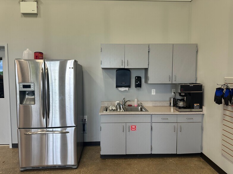 More Photos Of 1815 Morrissey Dr, Bloomington Warehouse For Sale