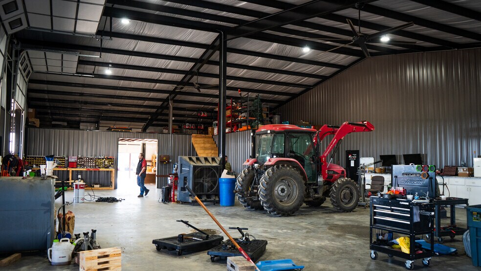 More Photos Of 1885 17th NE st, Paris General Retail For Sale