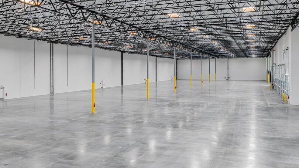 More Photos Of 300 E Dyer Rd, Santa Ana Warehouse For Lease