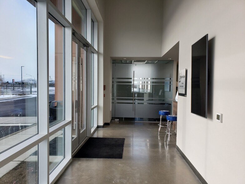 More Photos Of 2475 NW Canal Blvd, Redmond Flex For Lease