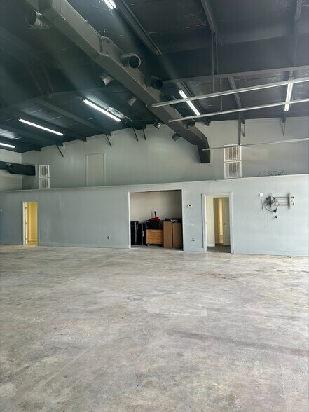 More Photos Of 4002 Laviosier St, Chalmette Warehouse For Lease