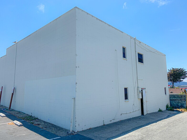 More Photos Of 1049 Broadway Ave, Seaside Storefront For Lease