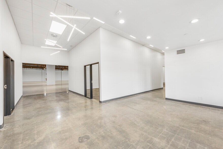 More Photos Of 860 Charter St, Redwood City Research And Development For Lease