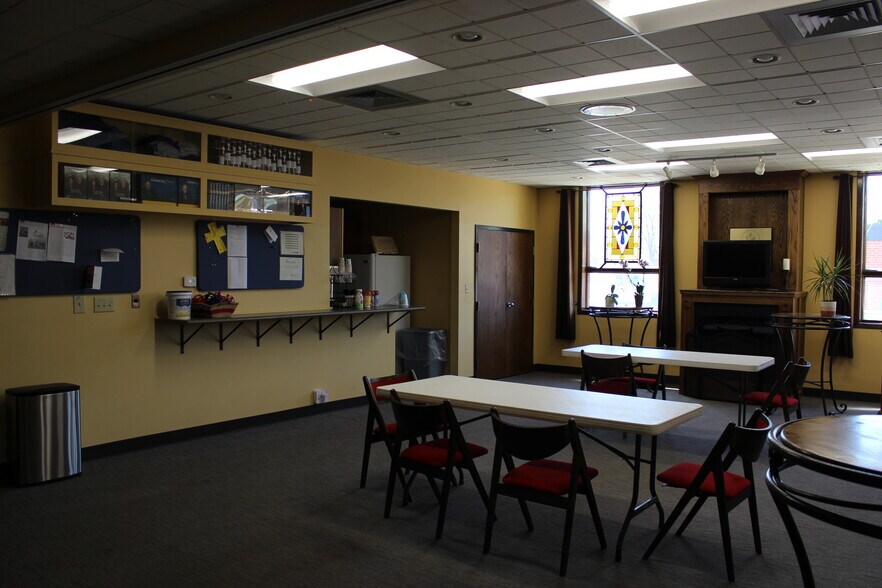 More Photos Of 650 Ashworth Dr, Waukee Specialty For Sale