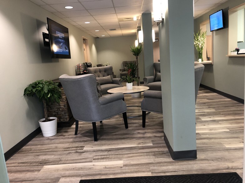 More Photos Of 305 Vine St, New Lenox Medical For Lease