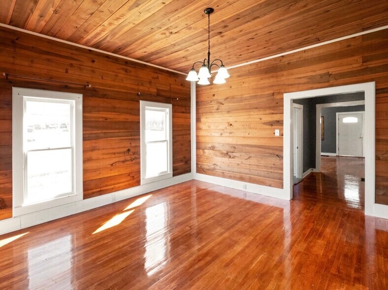 More Photos Of 615 E Main St, Scottsville Flex For Sale