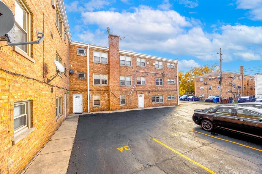 More Photos Of 4905 W Louise St, Skokie Apartments For Sale