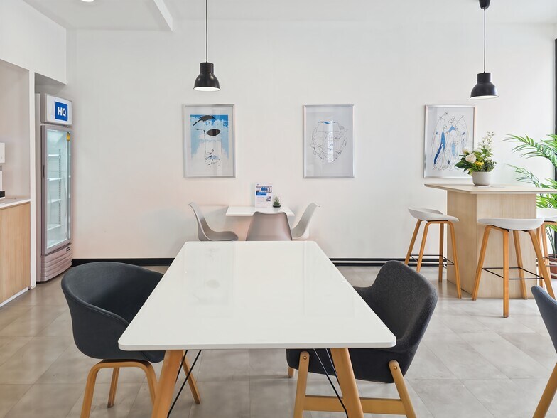 More Photos Of 3333-7 Rue Royale, Saint Charles Coworking Space