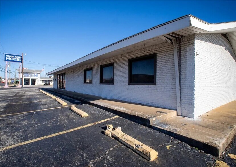 More Photos Of 520 S Jackson St, Jacksonville Hotel For Sale