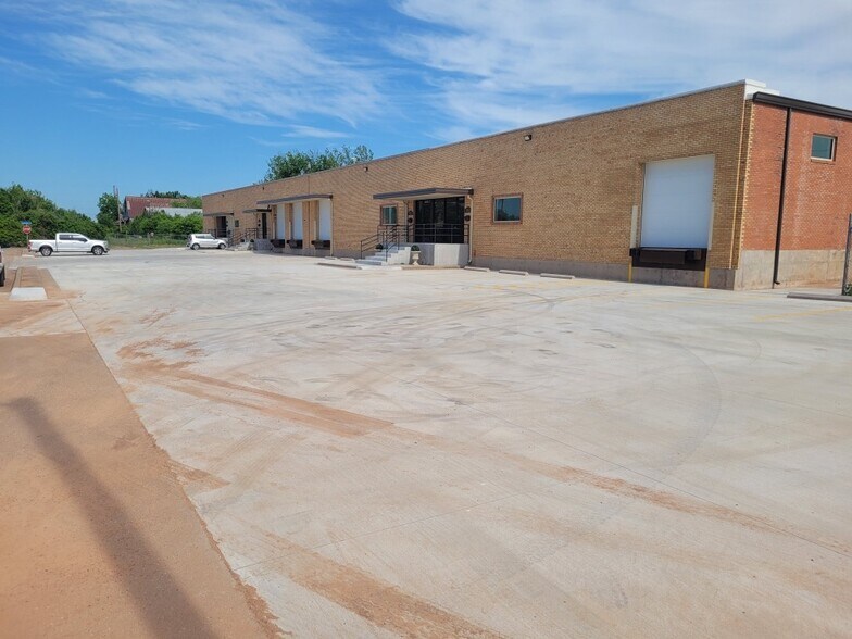 More Photos Of 406 Oak St, Wichita Falls Warehouse For Lease