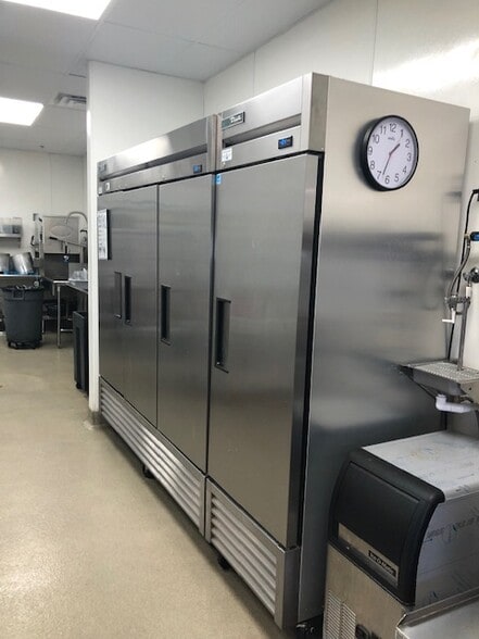 More Photos Of 3370-3400 S Bristol St, Santa Ana Freestanding For Lease