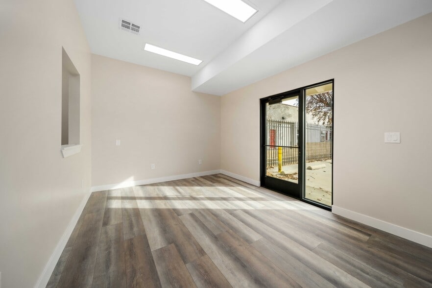 More Photos Of 465 E Palmdale Blvd, Palmdale Loft Creative Space For Lease