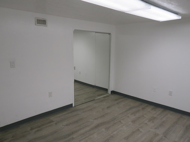 More Photos Of 5818 Southwest Fwy, Houston Showroom For Lease