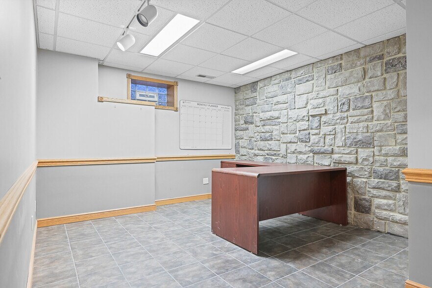 More Photos Of 8050 Corporate Cir, North Royalton Office For Lease