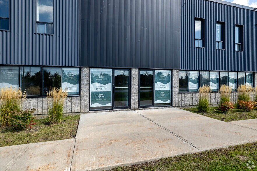 More Photos Of 4800 Boul Kimber, Longueuil Warehouse For Lease