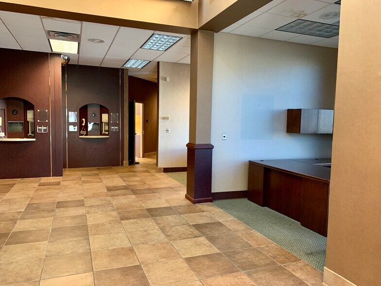 More Photos Of 139 Plaza Dr, Brandon Bank For Sale