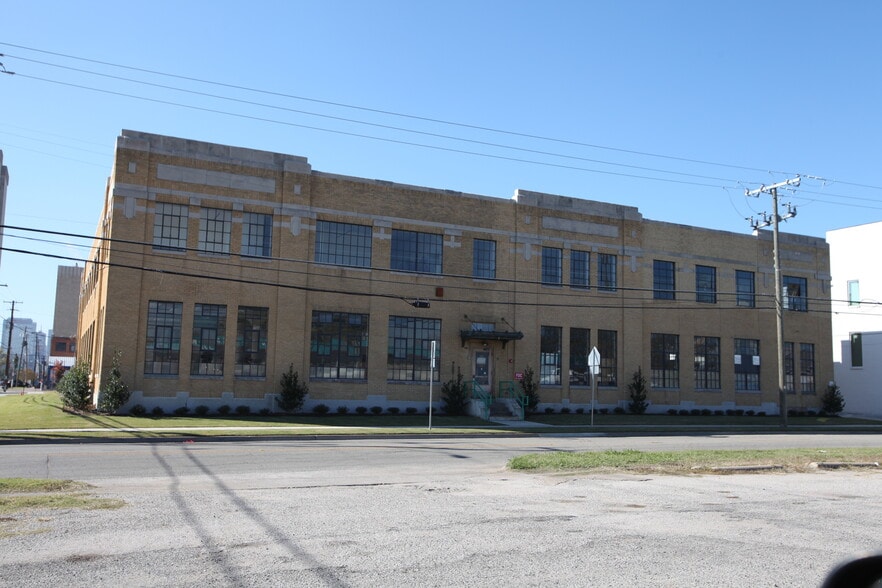 Primary Photo Of 1401 N Carroll Ave, Dallas Manufacturing For Lease