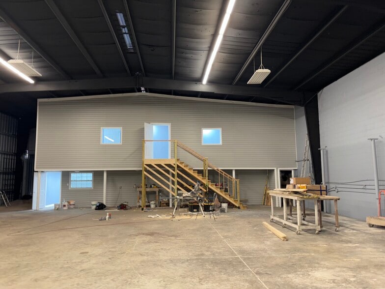 More Photos Of 5270 W Beaver St, Jacksonville Manufacturing For Lease