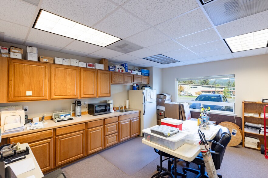 More Photos Of 200 N Wasco Ct, Hood River Warehouse For Lease