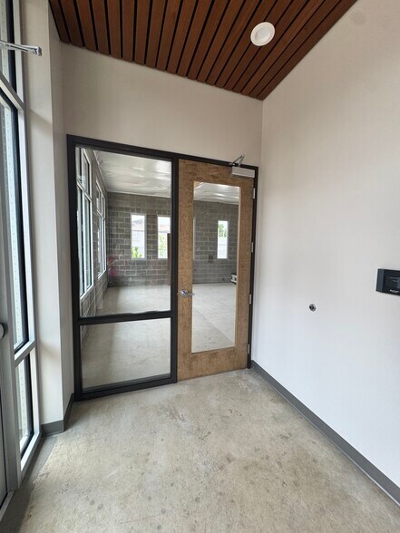 More Photos Of 1939 E Burnside St, Portland Office For Lease
