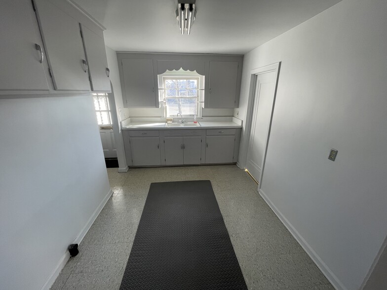 More Photos Of 246 N Buhl Farm Dr, Hermitage Flex For Sale