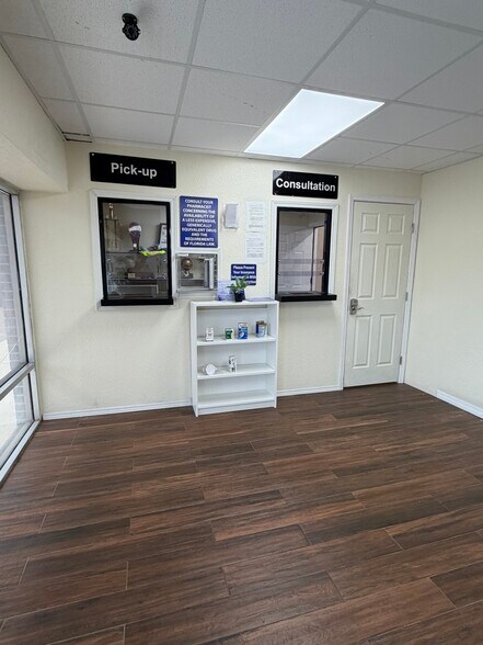 More Photos Of 9139 Park Blvd, Seminole General Retail For Lease