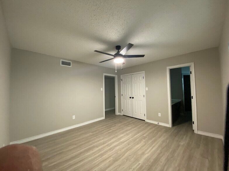 More Photos Of 1173 N Main St, Vidor Office For Lease