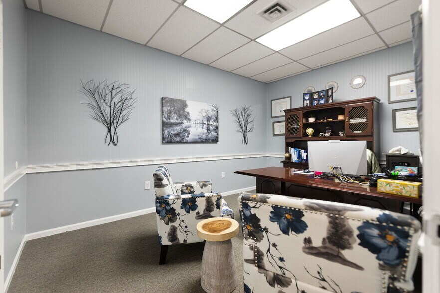 More Photos Of 725 S Main St, London Medical For Sale